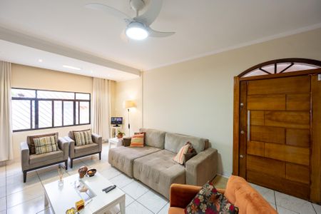 Casa à venda com 245m², 4 quartos e 4 vagasSala