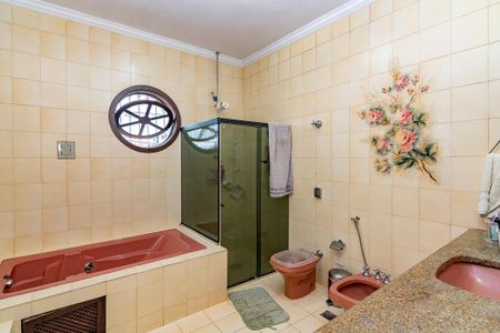 Casa à venda com 385m², 4 quartos e 8 vagas Casa à venda com 385m², 4 quartos e 8 vagasBanheiro da Suíte