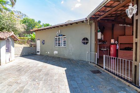 Casa à venda com 385m², 4 quartos e 8 vagas Casa à venda com 385m², 4 quartos e 8 vagasQuintal