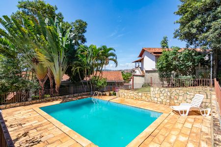 Casa à venda com 385m², 4 quartos e 8 vagas Casa à venda com 385m², 4 quartos e 8 vagasPiscina