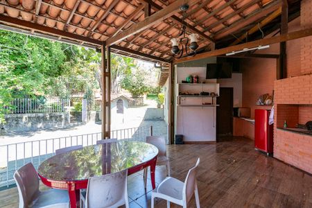 Casa à venda com 385m², 4 quartos e 8 vagas Casa à venda com 385m², 4 quartos e 8 vagasVaranda gourmet