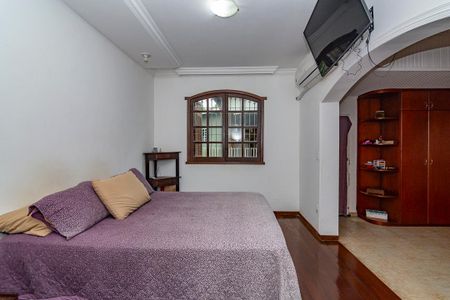 Casa à venda com 385m², 4 quartos e 8 vagas Casa à venda com 385m², 4 quartos e 8 vagasSuíte
