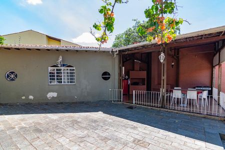 Casa à venda com 385m², 4 quartos e 8 vagas Casa à venda com 385m², 4 quartos e 8 vagasQuintal