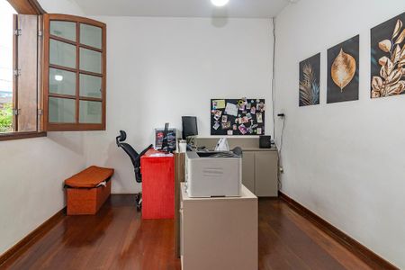 Casa à venda com 385m², 4 quartos e 8 vagas Casa à venda com 385m², 4 quartos e 8 vagasQuarto 4