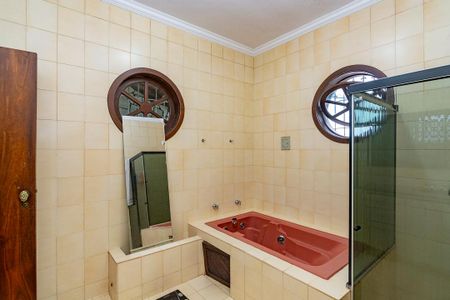 Casa à venda com 385m², 4 quartos e 8 vagas Casa à venda com 385m², 4 quartos e 8 vagasBanheiro da Suíte