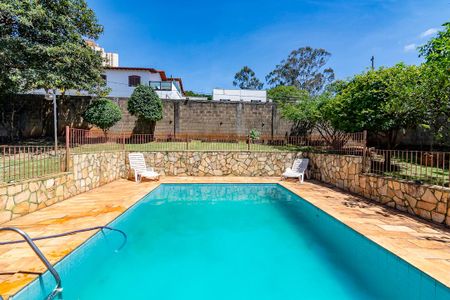 Casa à venda com 385m², 4 quartos e 8 vagas Casa à venda com 385m², 4 quartos e 8 vagasPiscina