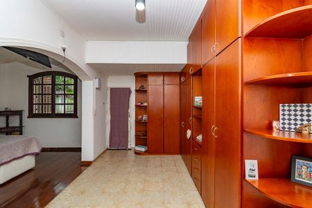 Casa à venda com 385m², 4 quartos e 8 vagas Casa à venda com 385m², 4 quartos e 8 vagasCloset da suíte