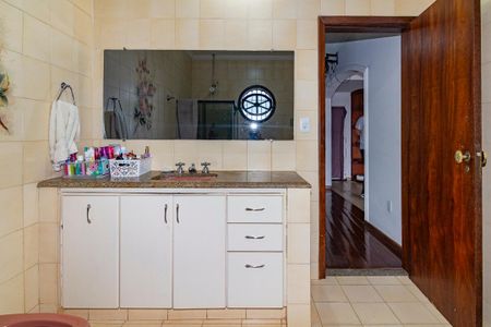 Casa à venda com 385m², 4 quartos e 8 vagas Casa à venda com 385m², 4 quartos e 8 vagasBanheiro da Suíte