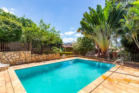 Casa à venda com 385m², 4 quartos e 8 vagas Casa à venda com 385m², 4 quartos e 8 vagasPiscina