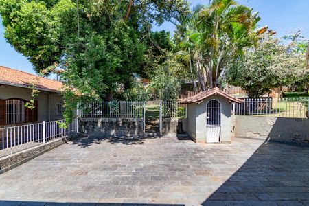 Casa à venda com 385m², 4 quartos e 8 vagas Casa à venda com 385m², 4 quartos e 8 vagasQuintal