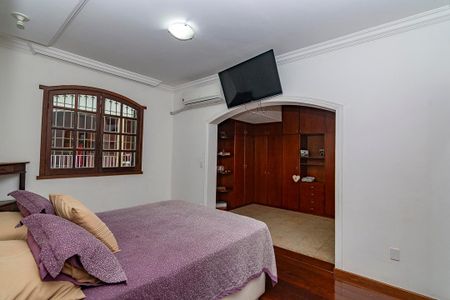 Casa à venda com 385m², 4 quartos e 8 vagas Casa à venda com 385m², 4 quartos e 8 vagasSuíte