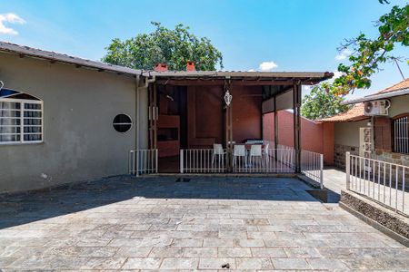 Casa à venda com 385m², 4 quartos e 8 vagas Casa à venda com 385m², 4 quartos e 8 vagasQuintal