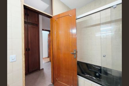 Casa à venda com 311m², 4 quartos e 5 vagasBanheiro da Suíte