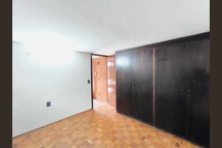 Casa à venda com 311m², 4 quartos e 5 vagasEscritório / Suíte