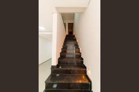 Casa à venda com 137m², 3 quartos e 2 vagasEscada