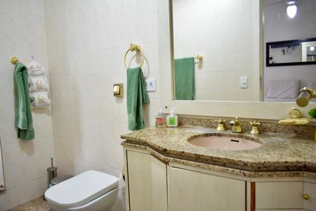 Apartamento à venda com 140m², 4 quartos e 2 vagasBanheiro da Suíte