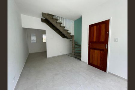 Sala de casa de condomínio para alugar com 2 quartos, 80m² em Bairro do Maranhao, Cotia