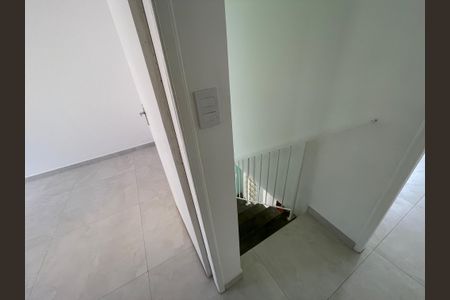 Casa de condomínio para alugar com 80m², 2 quartos e 1 vaga Casa de condomínio para alugar com 80m², 2 quartos e 1 vagaEscada