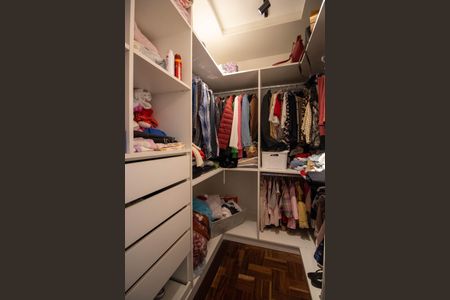 Casa à venda com 180m², 3 quartos e 2 vagas Casa à venda com 180m², 3 quartos e 2 vagasCloset da suíte