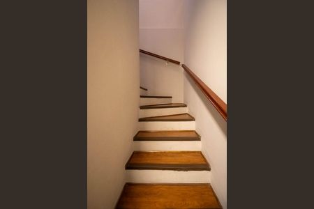 Casa à venda com 180m², 3 quartos e 2 vagas Casa à venda com 180m², 3 quartos e 2 vagasEscada