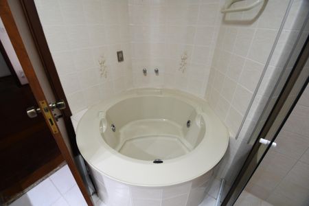 Apartamento à venda com 221m², 3 quartos e 2 vagasBanheiro Suíte