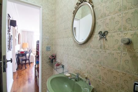 Apartamento à venda com 210m², 4 quartos e 2 vagas Apartamento à venda com 210m², 4 quartos e 2 vagasLavabo