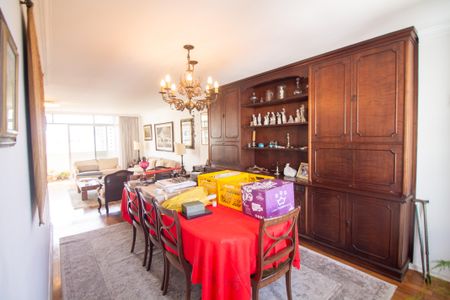 Apartamento à venda com 210m², 4 quartos e 2 vagas Apartamento à venda com 210m², 4 quartos e 2 vagasSala de Jantar