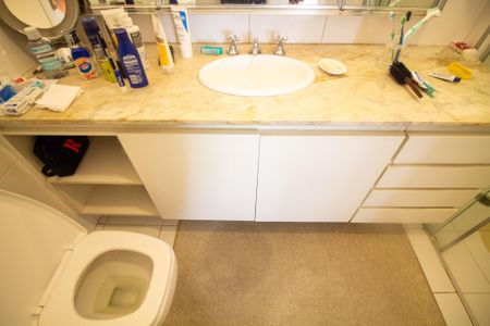 Apartamento à venda com 210m², 4 quartos e 2 vagas Apartamento à venda com 210m², 4 quartos e 2 vagasBanheiro da Suíte