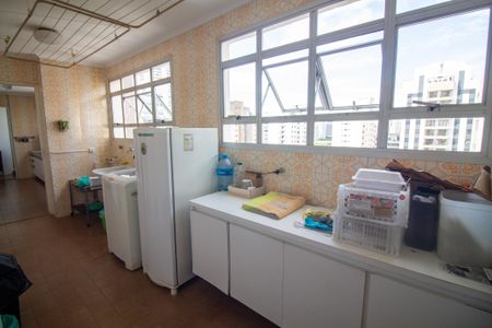 Apartamento à venda com 210m², 4 quartos e 2 vagas Apartamento à venda com 210m², 4 quartos e 2 vagasÁrea de Serviço