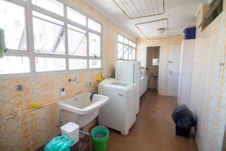 Apartamento à venda com 210m², 4 quartos e 2 vagas Apartamento à venda com 210m², 4 quartos e 2 vagasÁrea de Serviço