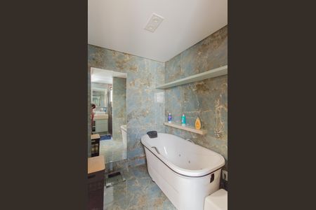 Apartamento à venda com 269m², 4 quartos e 3 vagasBanheiro da Suíte 2