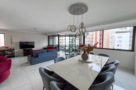 Apartamento à venda com 269m², 4 quartos e 3 vagas Apartamento à venda com 269m², 4 quartos e 3 vagasSala de Jantar