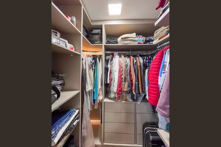 Apartamento à venda com 269m², 4 quartos e 3 vagas Apartamento à venda com 269m², 4 quartos e 3 vagasCloset