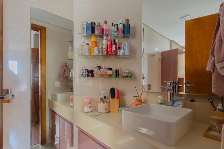 Apartamento à venda com 269m², 4 quartos e 3 vagasBanheiro da Suíte 1