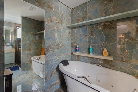 Apartamento à venda com 269m², 4 quartos e 3 vagasBanheiro da Suíte 2