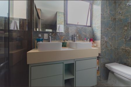Apartamento à venda com 269m², 4 quartos e 3 vagasBanheiro da Suíte 2
