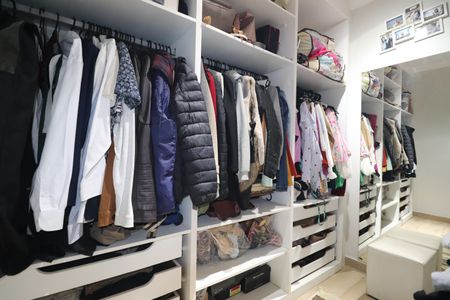 Apartamento à venda com 94m², 3 quartos e 2 vagasCloset Quarto 1 suíte