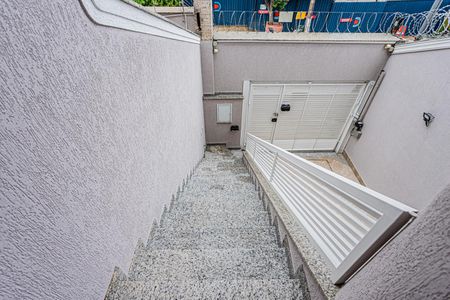 Casa à venda com 186m², 3 quartos e 2 vagasEscada entrada