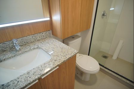 Banheiro de kitnet/studio para alugar com 1 quarto, 45m² em Moinhos de Vento, Porto Alegre