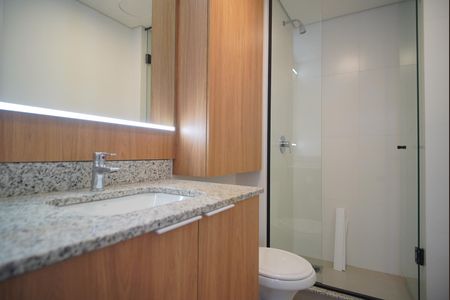 Banheiro de kitnet/studio para alugar com 1 quarto, 45m² em Moinhos de Vento, Porto Alegre