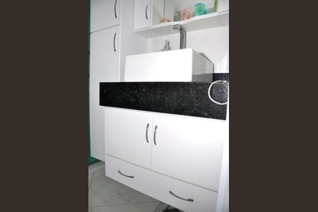 Apartamento à venda com 69m², 2 quartos e sem vagaDetalhe - Banheiro Social