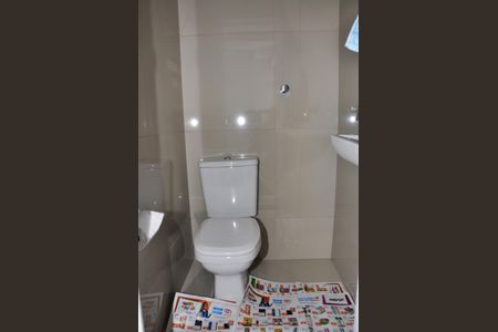 Apartamento à venda com 69m², 2 quartos e sem vagaDetalhe - Banheiro Social na Área de Serviço