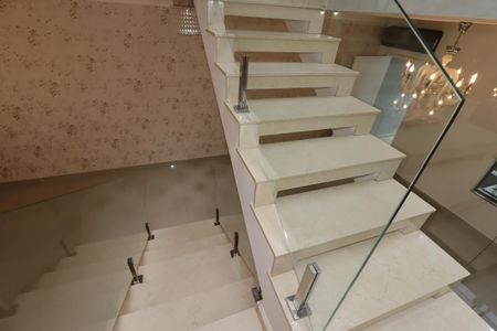 Casa à venda com 210m², 3 quartos e 4 vagasEscada para o segundo piso