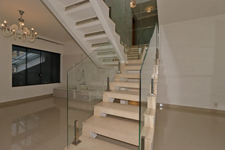 Casa à venda com 210m², 3 quartos e 4 vagasEscada para o segundo piso