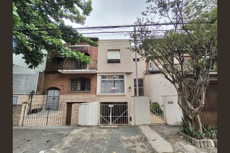 Casa à venda com 178m², 3 quartos e 2 vagas Casa à venda com 178m², 3 quartos e 2 vagasFachada