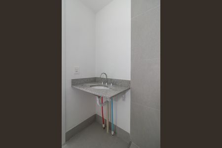 Banheiro de kitnet/studio para alugar com 0 quarto, 26m² em Passo D’areia, Porto Alegre