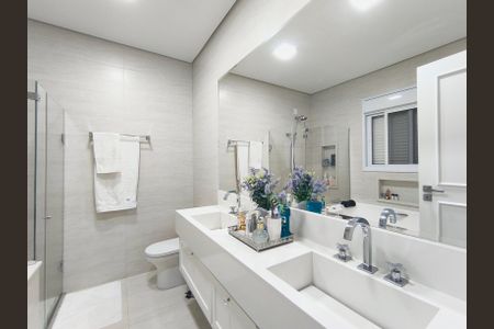 Casa de condomínio para alugar com 232m², 3 quartos e 4 vagas Casa de condomínio para alugar com 232m², 3 quartos e 4 vagasBanheiro da Suíte 1