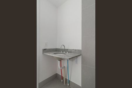Banheiro de kitnet/studio para alugar com 0 quarto, 25m² em Passo D’areia, Porto Alegre