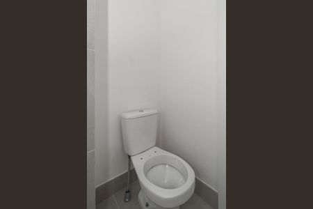 Banheiro de kitnet/studio para alugar com 0 quarto, 25m² em Passo D’areia, Porto Alegre