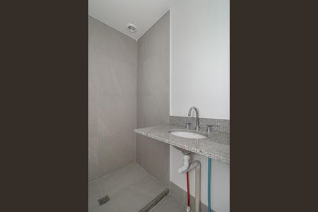 Banheiro de kitnet/studio para alugar com 0 quarto, 26m² em Passo D’areia, Porto Alegre